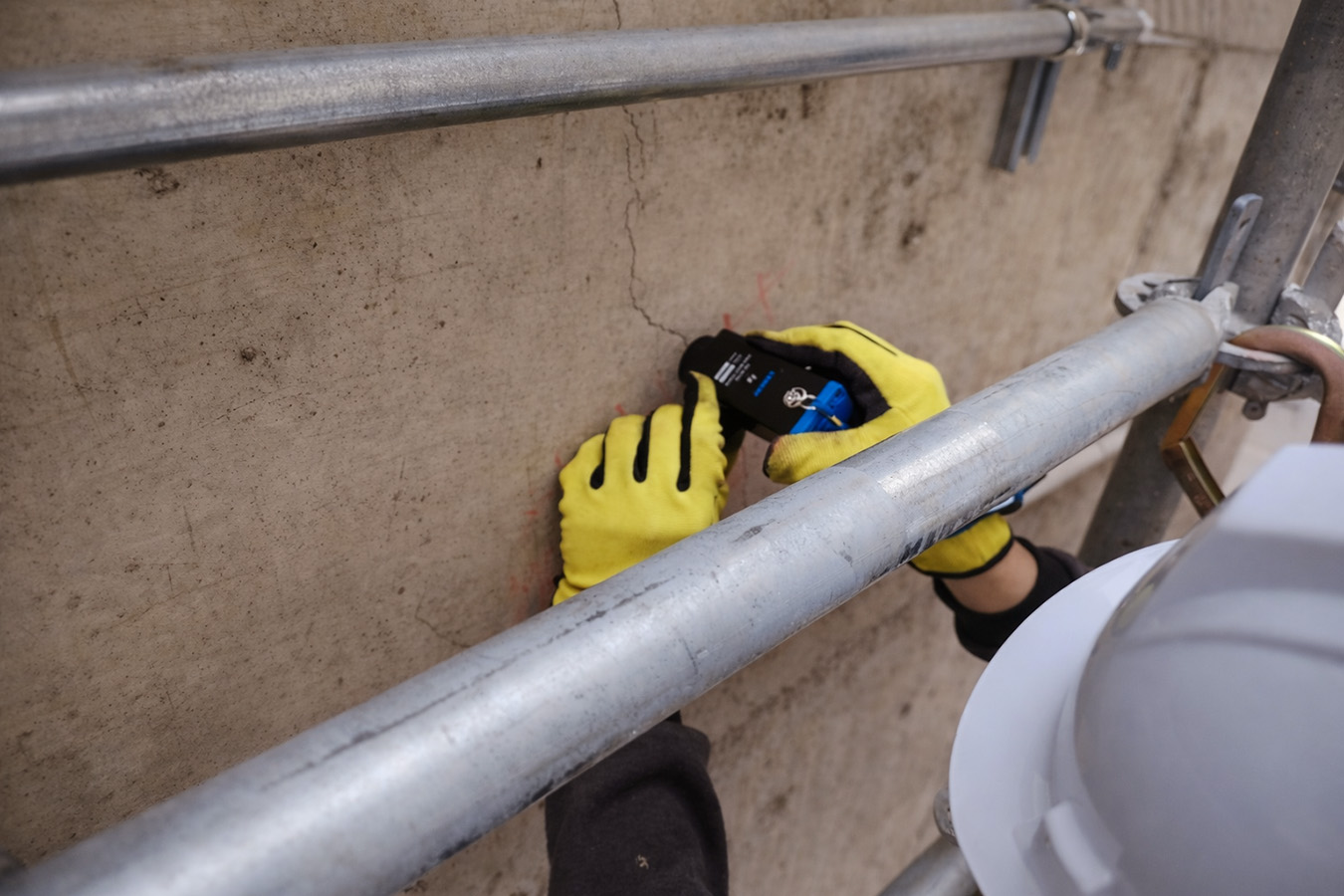 Profundidad y espesor de fisuras y grietas en concreto